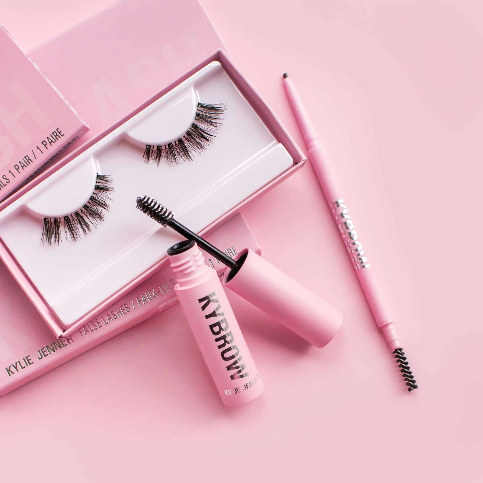 Brow Pencil</strong></td>
<td>Fill in brows using short, upward strokes that mimic your natural hair growth. Blend with the built-in spoolie for a seamless look.</td>
</tr>
<tr>
<td><strong> - Image 4